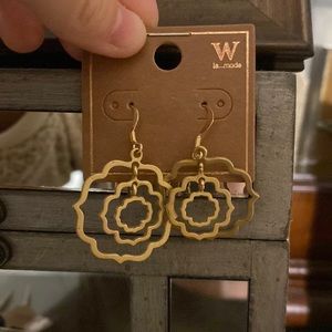 gold dangle earrings. Never been worn!